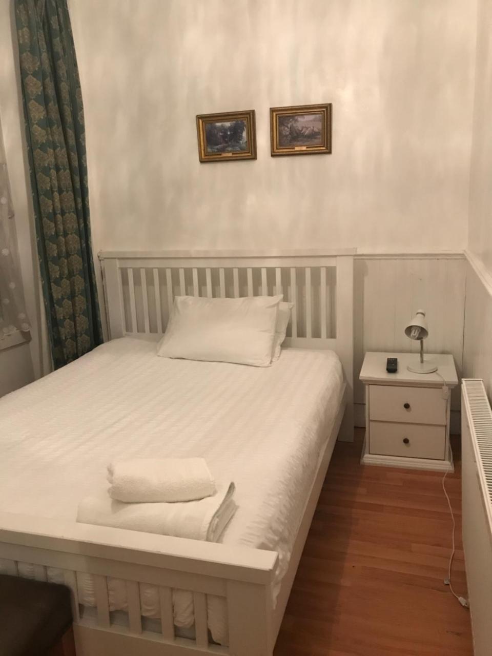 Manor Lodge Guesthouse Кейншам Екстериор снимка